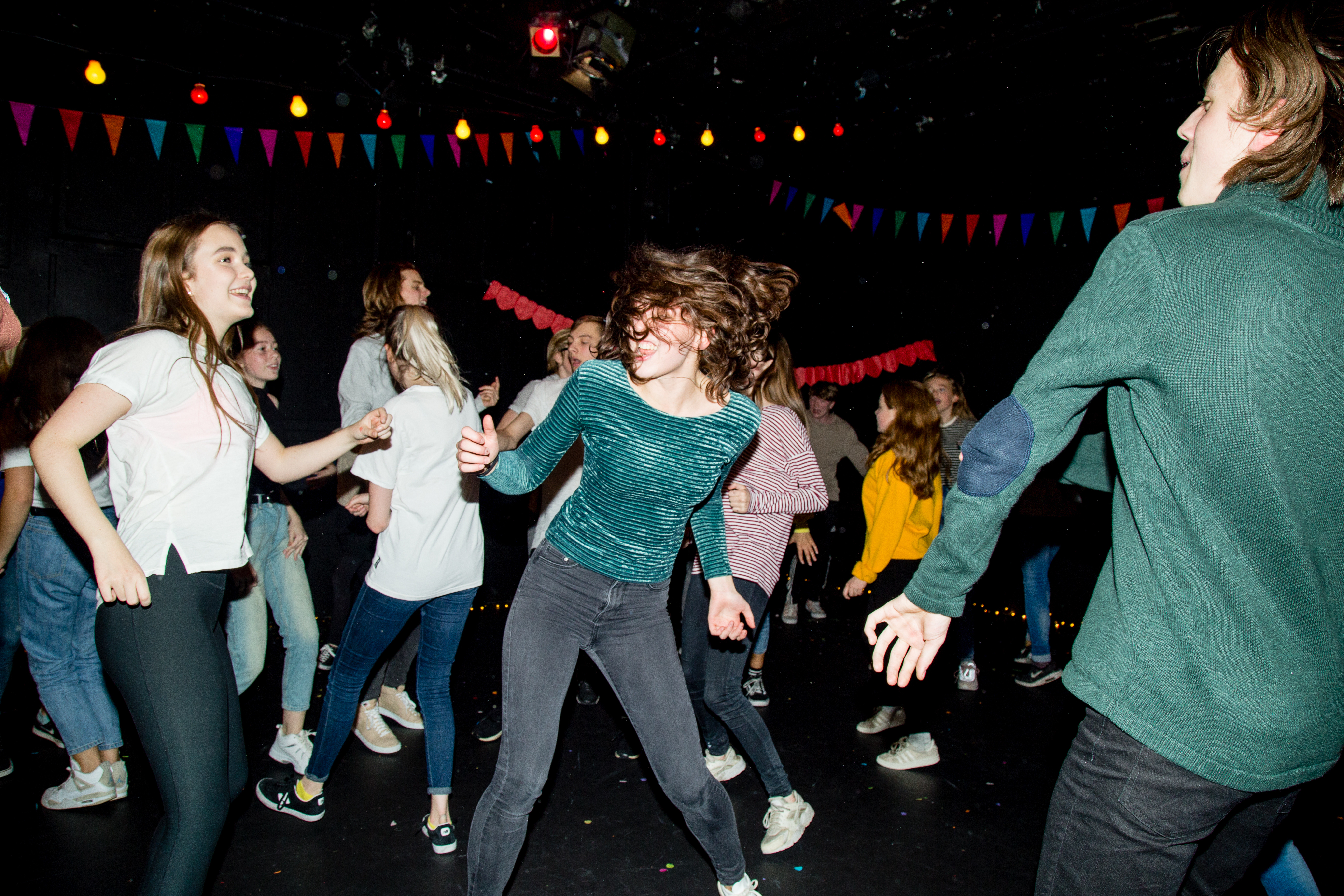 Jeunes adultes en train de danser dans un décor de fête